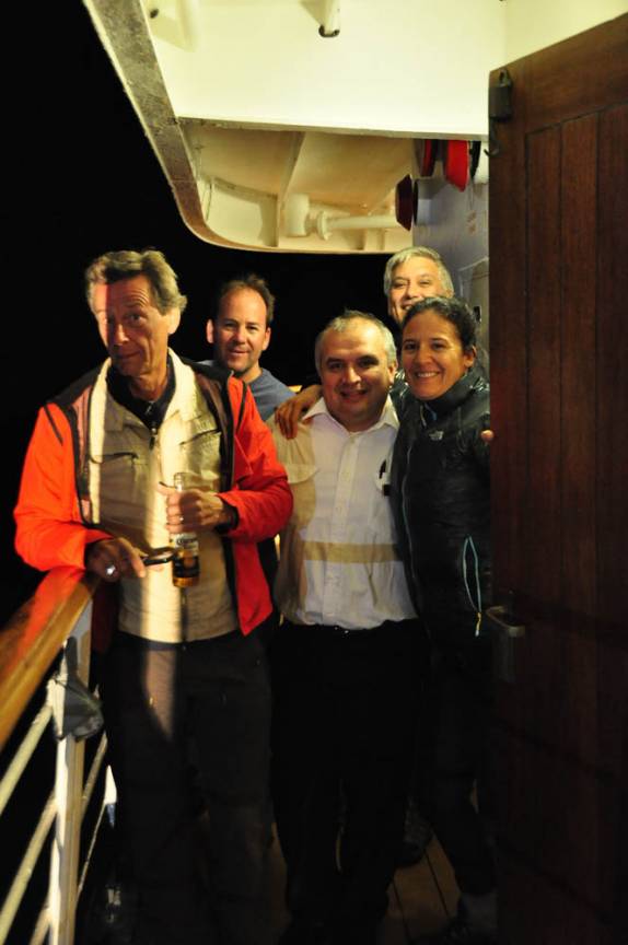 O Sail, Brian, Jose (nosso barman!), Kim e o Doug (atrás) na noite anterior à nossa chegada às Ilhas Malvinas